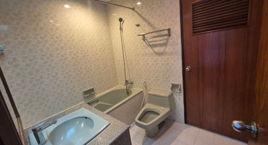 Condo en alquiler de 3 habitaciones en Watthana, Bangkok