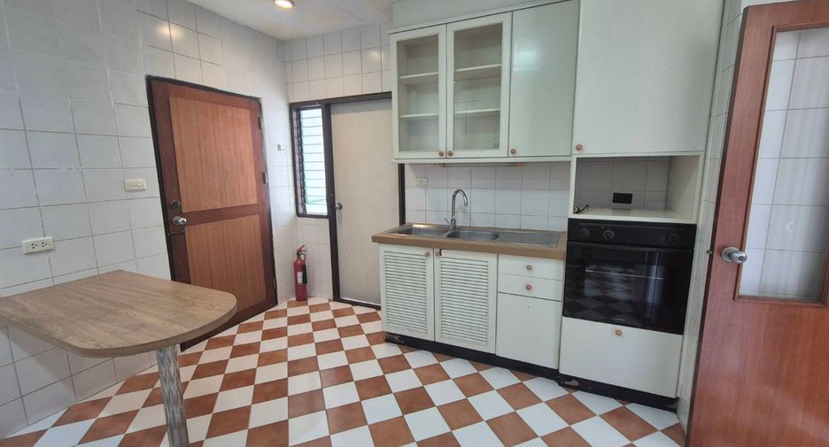 Condo en alquiler de 3 habitaciones en Watthana, Bangkok
