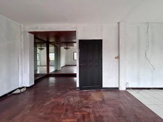 À louer 5 chambres maison de ville à Khlong Toei, Bangkok