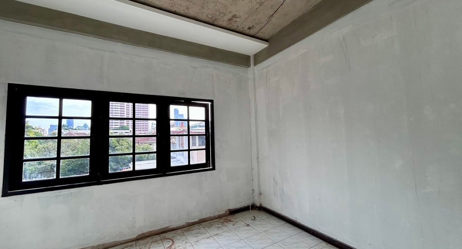 Reihenhaus zur Miete mit 5 Zimmer in Khlong Toei, Bangkok