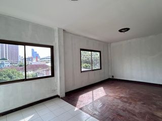 Casa adosada en alquiler de 5 habitaciones en Khlong Toei, Bangkok