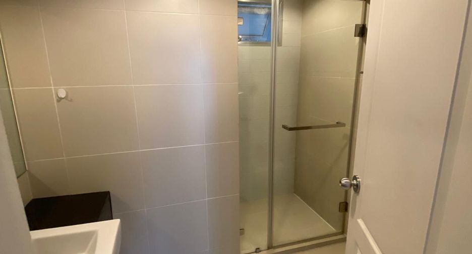 For rent 3 bedrooms condo in Huai Khwang, Bangkok