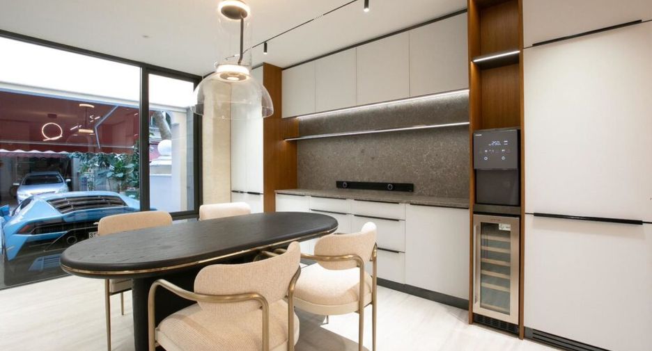 For sale 3 bedrooms townhouse in Khlong Toei, Bangkok