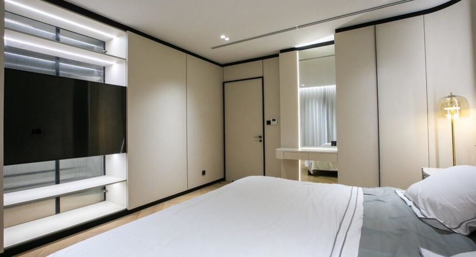 For sale 3 bedrooms townhouse in Khlong Toei, Bangkok