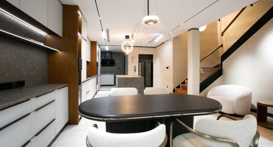 For sale 3 bedrooms townhouse in Khlong Toei, Bangkok
