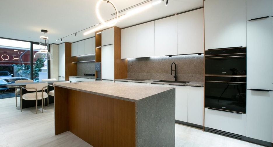 For sale 3 bedrooms townhouse in Khlong Toei, Bangkok