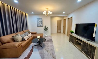 For rent 3 bedrooms condo in Huai Khwang, Bangkok