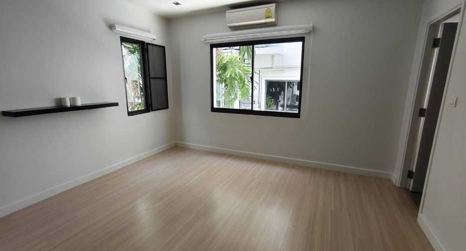 Casa adosada en alquiler de 3 habitaciones en Bang Phli, Samut Prakan