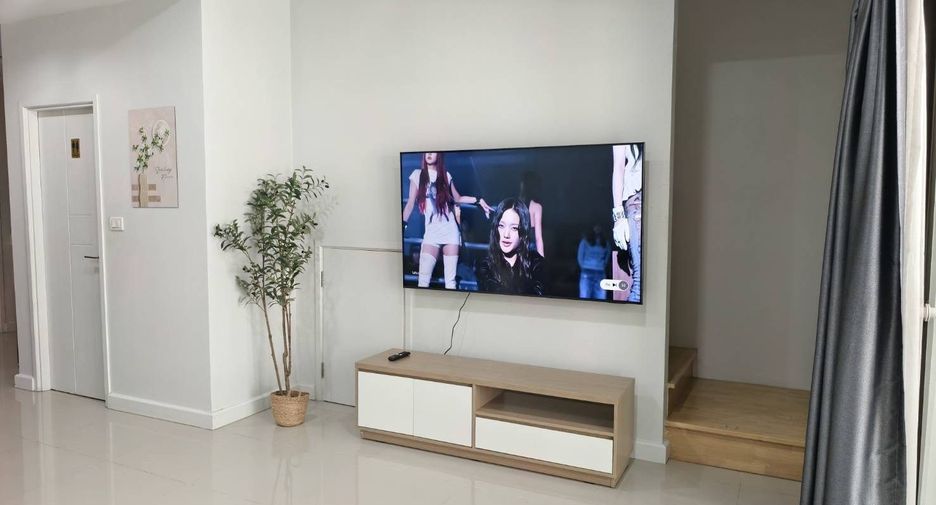 Casa adosada en alquiler de 3 habitaciones en Bang Phli, Samut Prakan