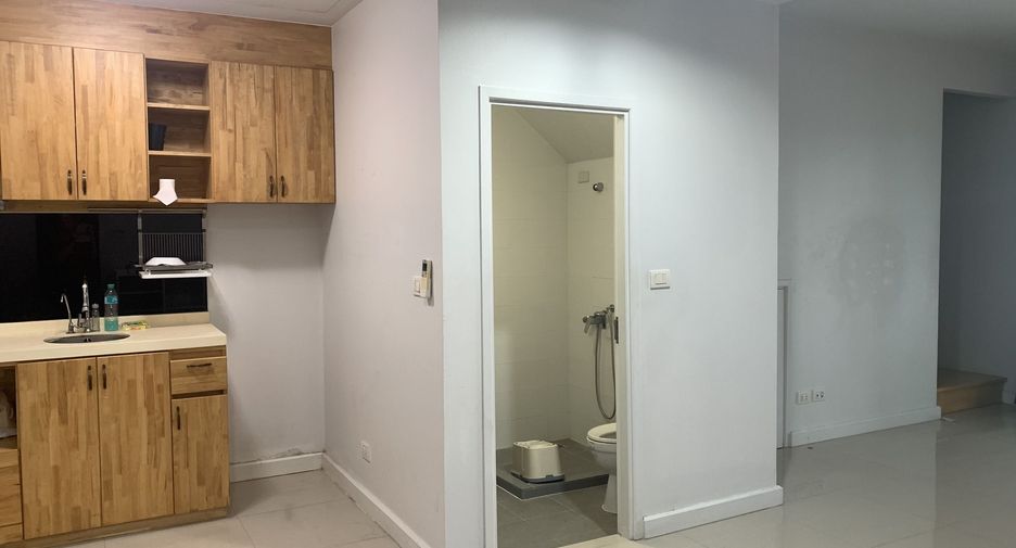 For rent 3 bedrooms townhouse in Bang Phli, Samut Prakan