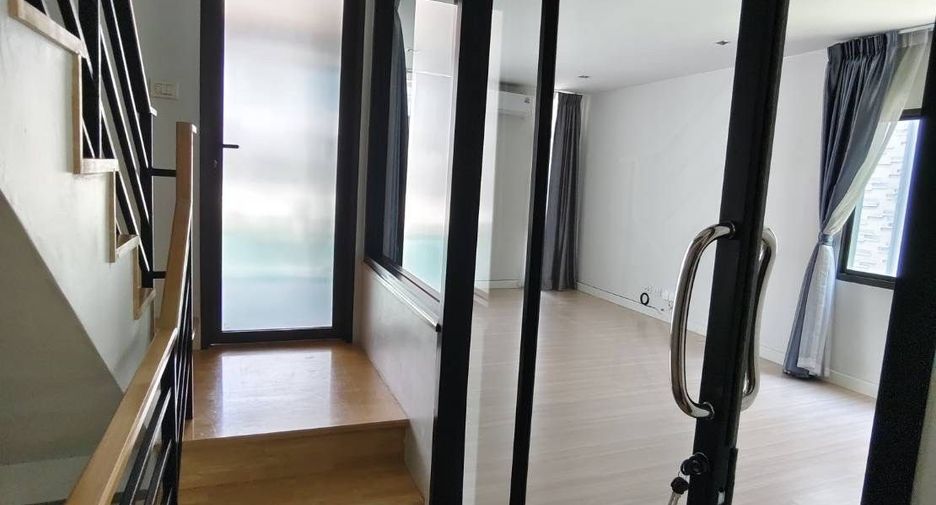 Casa adosada en alquiler de 3 habitaciones en Bang Phli, Samut Prakan
