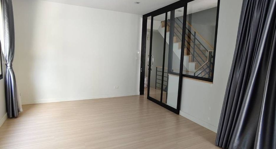 Casa adosada en alquiler de 3 habitaciones en Bang Phli, Samut Prakan