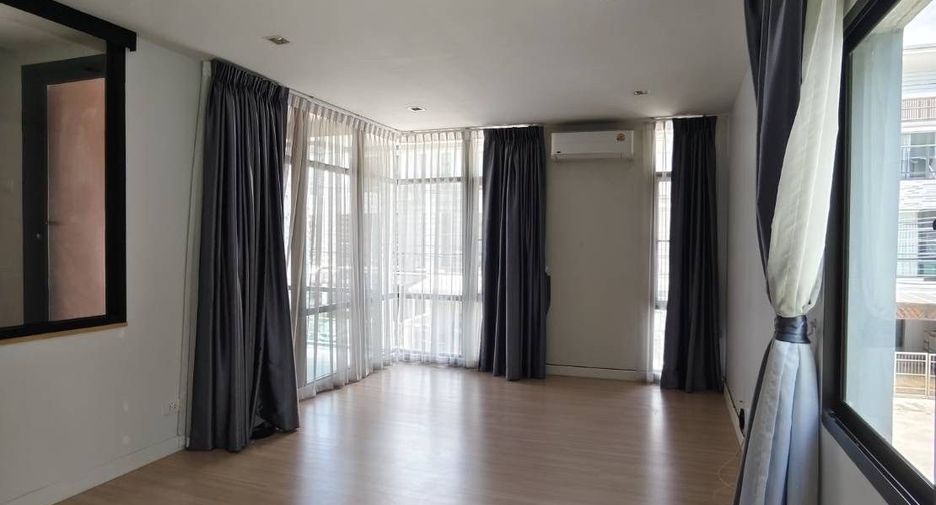 Casa adosada en alquiler de 3 habitaciones en Bang Phli, Samut Prakan