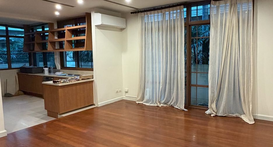 For rent 4 bedrooms house in Khlong Toei, Bangkok