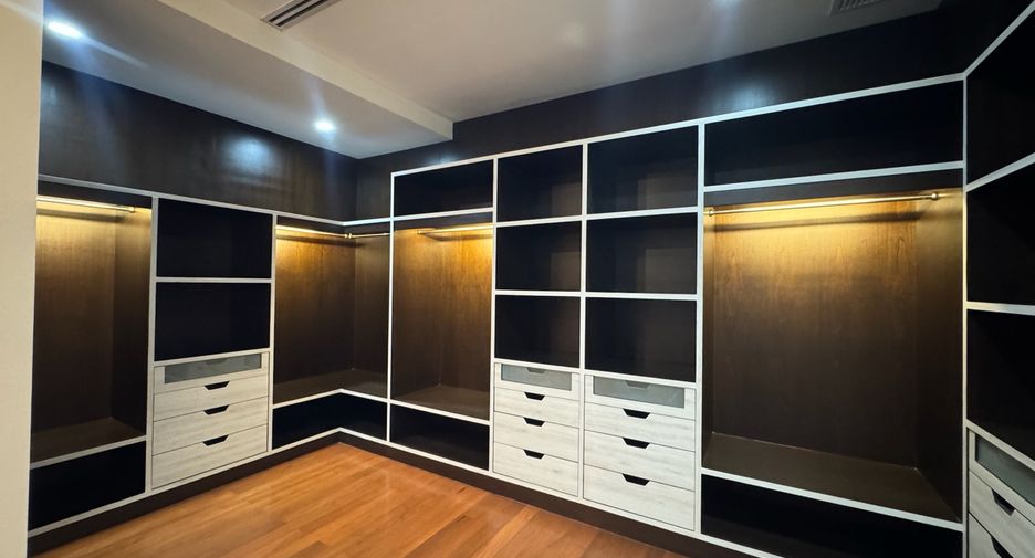 For rent 4 bedrooms house in Khlong Toei, Bangkok