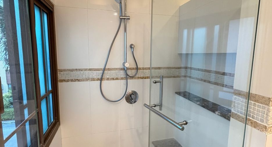 For rent 4 bedrooms house in Khlong Toei, Bangkok