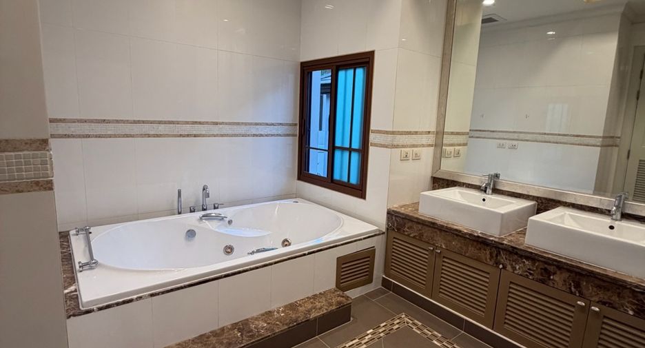 For rent 4 bedrooms house in Khlong Toei, Bangkok