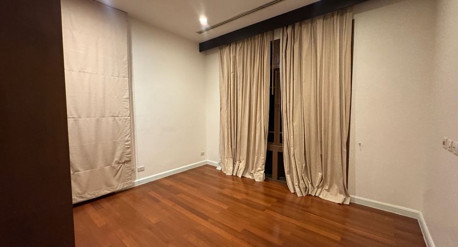 For rent 4 bedrooms house in Khlong Toei, Bangkok
