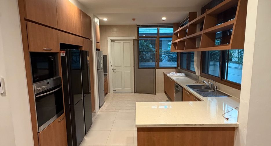 For rent 4 bedrooms house in Khlong Toei, Bangkok