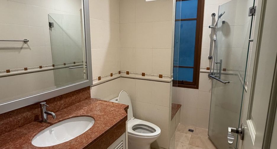 For rent 4 bedrooms house in Khlong Toei, Bangkok