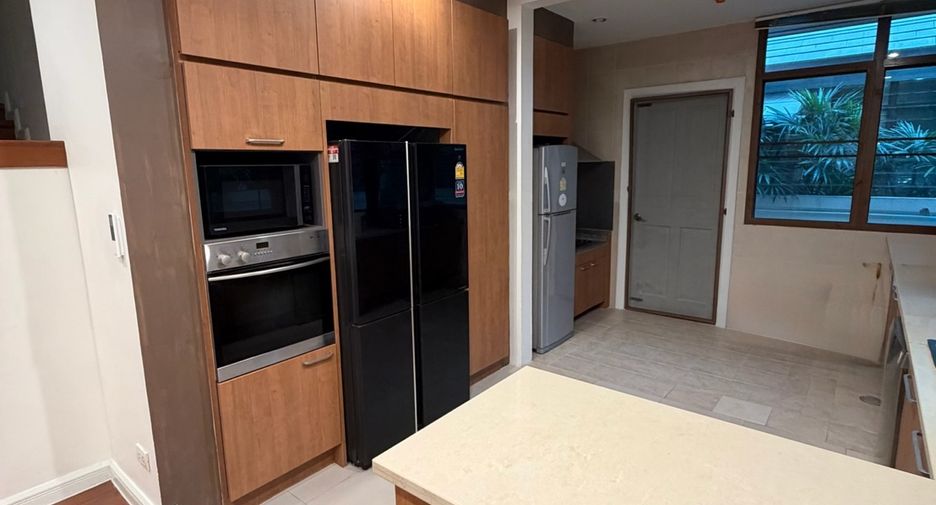 For rent 4 bedrooms house in Khlong Toei, Bangkok