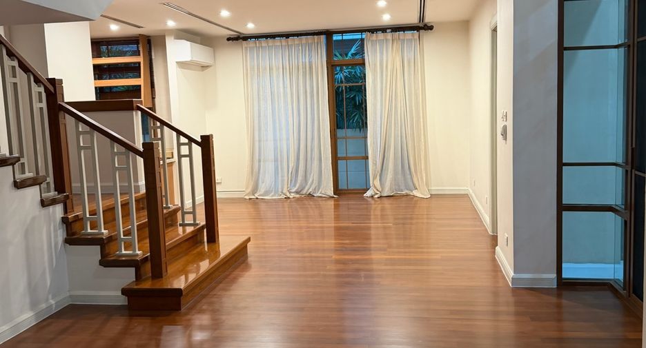 For rent 4 bedrooms house in Khlong Toei, Bangkok