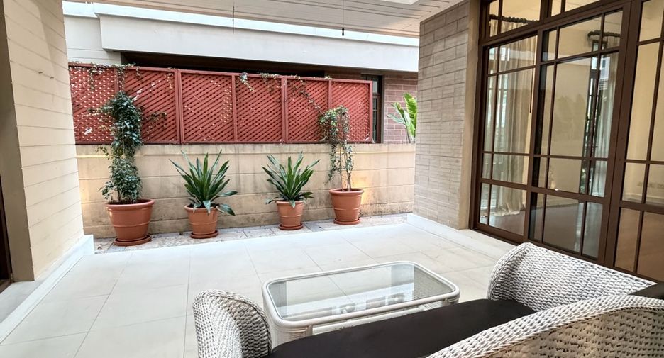 For rent 4 bedrooms house in Khlong Toei, Bangkok