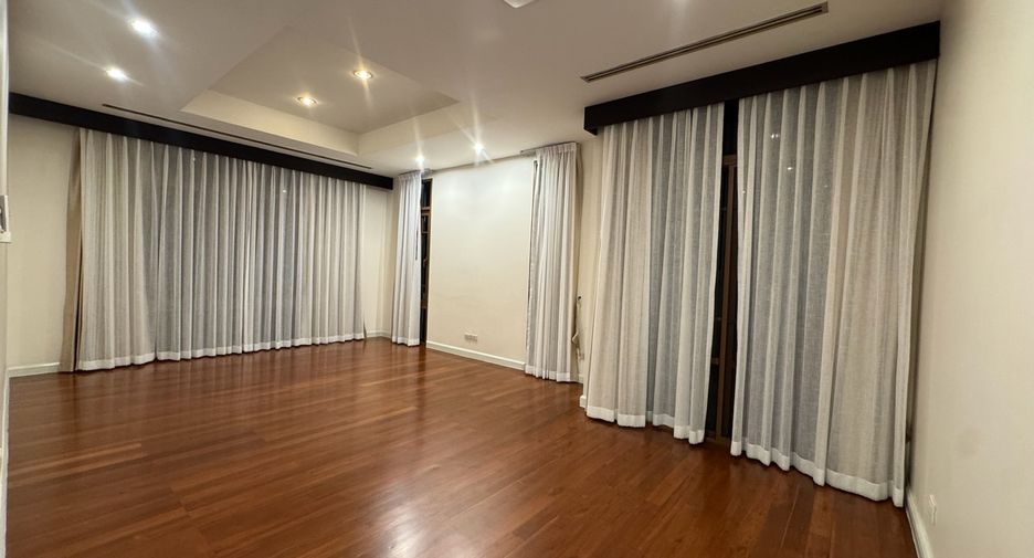 For rent 4 bedrooms house in Khlong Toei, Bangkok