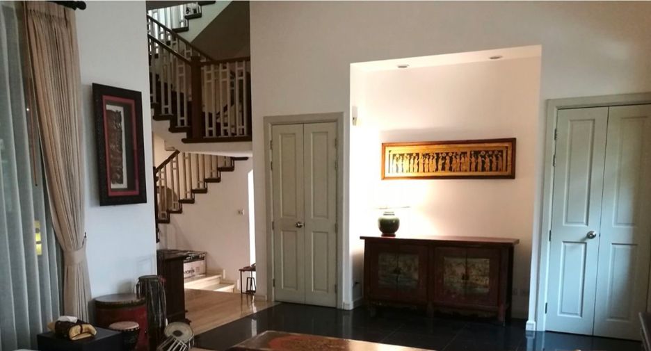 For rent 4 bedrooms house in Khlong Toei, Bangkok