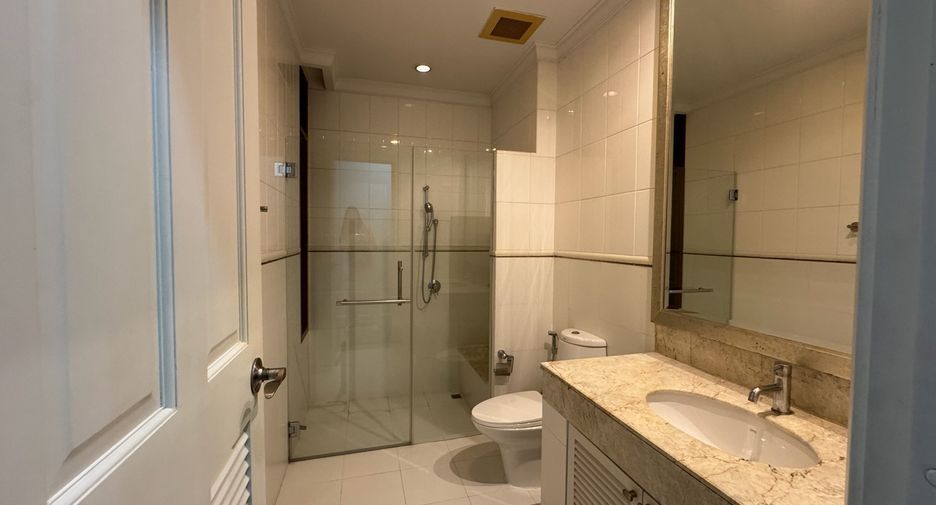 For rent 4 bedrooms house in Khlong Toei, Bangkok
