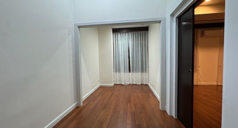 For rent 4 bedrooms house in Khlong Toei, Bangkok