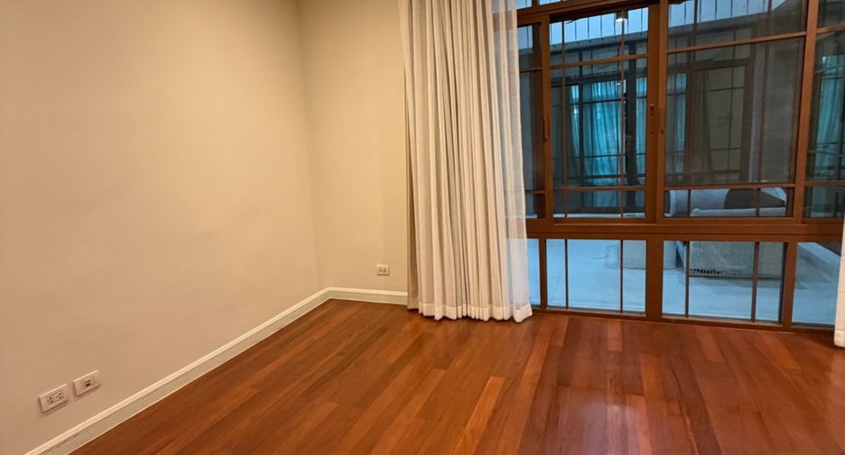 For rent 4 bedrooms house in Khlong Toei, Bangkok
