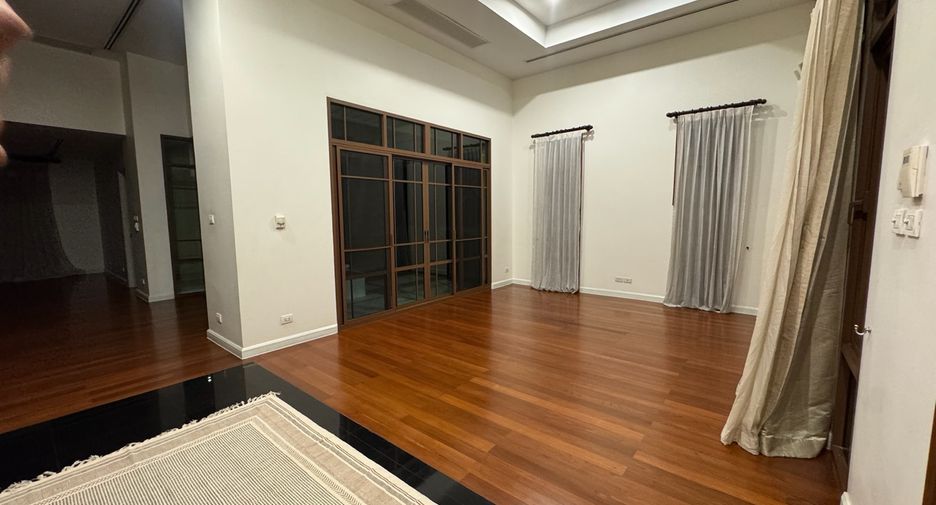 For rent 4 bedrooms house in Khlong Toei, Bangkok