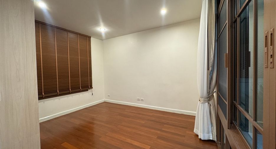 For rent 4 bedrooms house in Khlong Toei, Bangkok