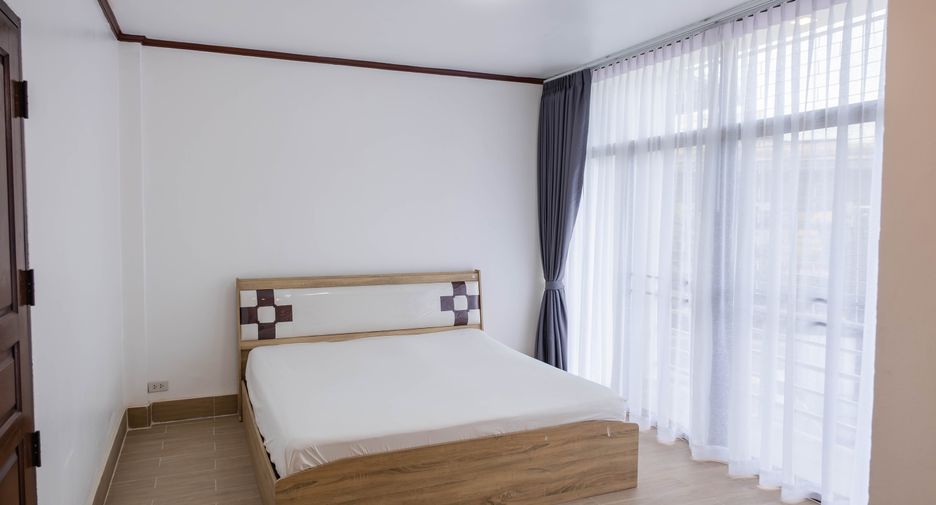 For rent 3 bedrooms townhouse in Khlong Toei, Bangkok