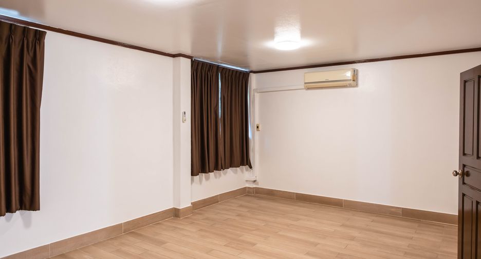 For rent 3 bedrooms townhouse in Khlong Toei, Bangkok