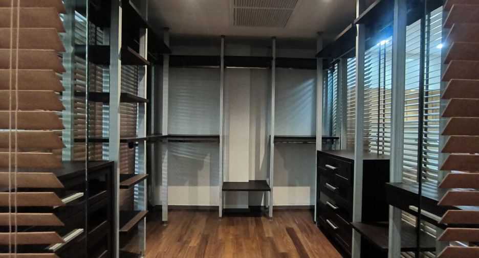 For rent 4 bedrooms condo in Khlong Toei, Bangkok