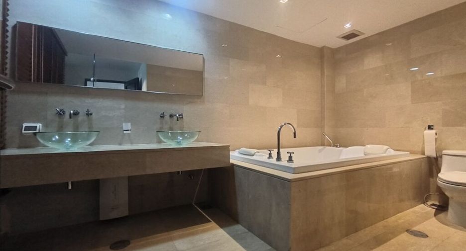 For rent 4 bedrooms condo in Khlong Toei, Bangkok