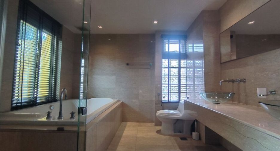 For rent 4 bedrooms condo in Khlong Toei, Bangkok