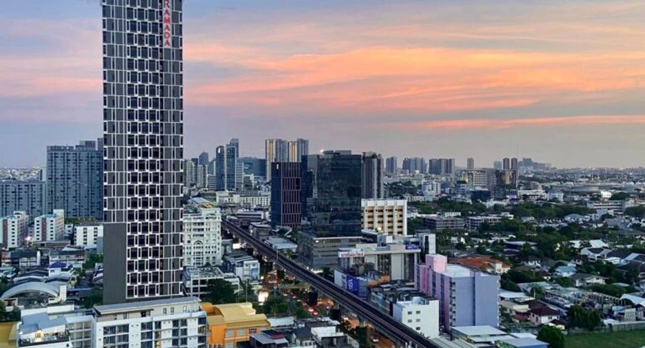For sale 2 ベッドルーム condo in Phra Khanong, Bangkok