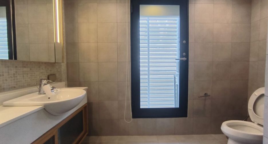 For rent 2 bedrooms condo in Pathum Wan, Bangkok