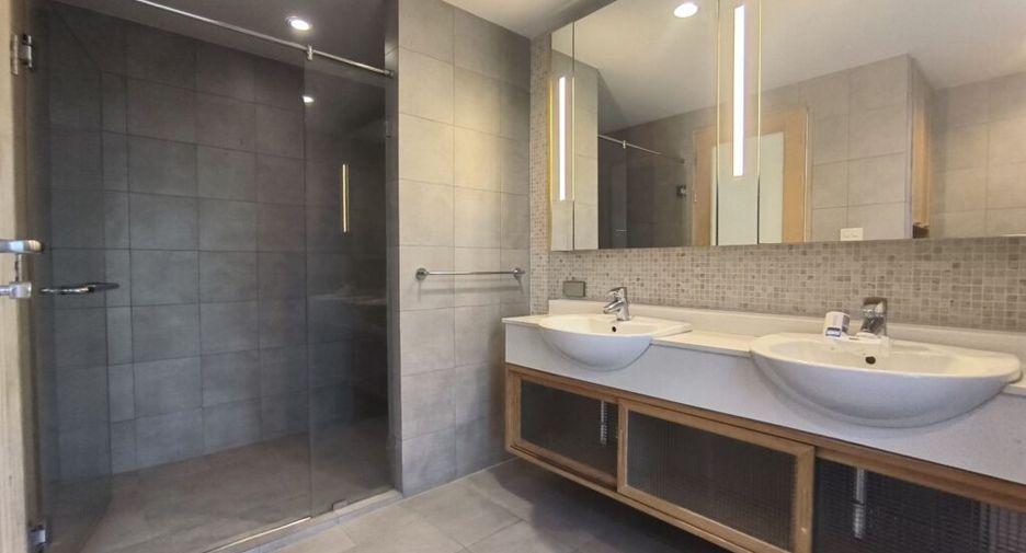 For rent 2 bedrooms condo in Pathum Wan, Bangkok
