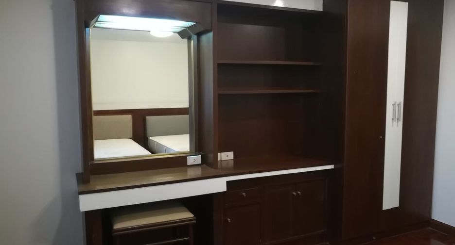 For rent 4 bedrooms condo in Khlong Toei, Bangkok