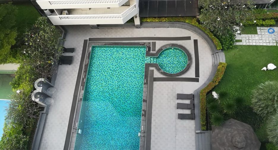 For rent 4 bedrooms condo in Khlong Toei, Bangkok