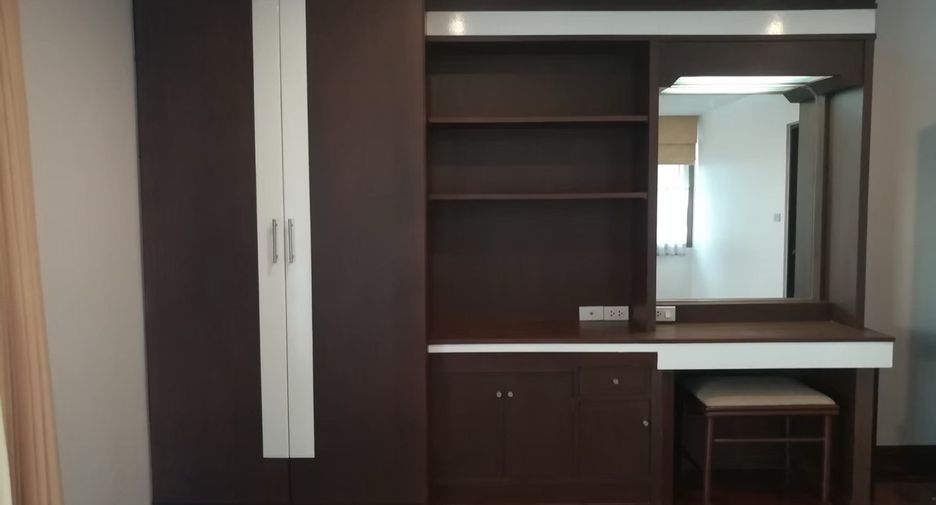 For rent 4 bedrooms condo in Khlong Toei, Bangkok