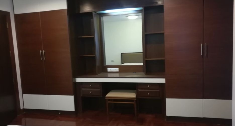 For rent 4 bedrooms condo in Khlong Toei, Bangkok