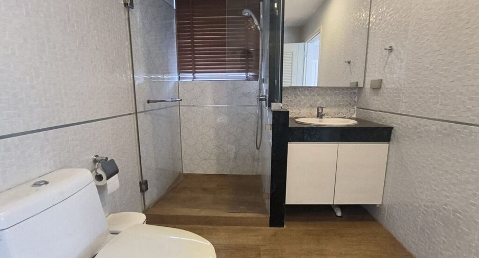 For rent 2 bedrooms condo in Pathum Wan, Bangkok