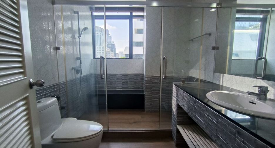 For rent 2 bedrooms condo in Pathum Wan, Bangkok