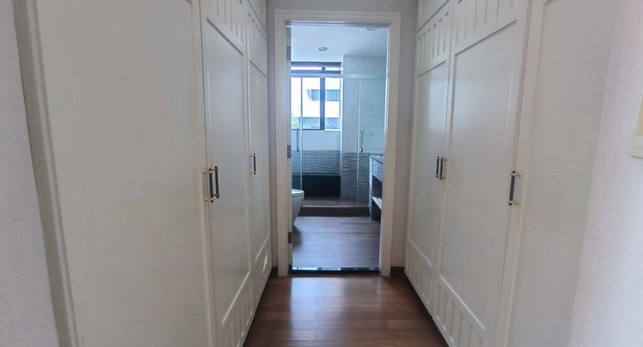 For rent 2 bedrooms condo in Pathum Wan, Bangkok
