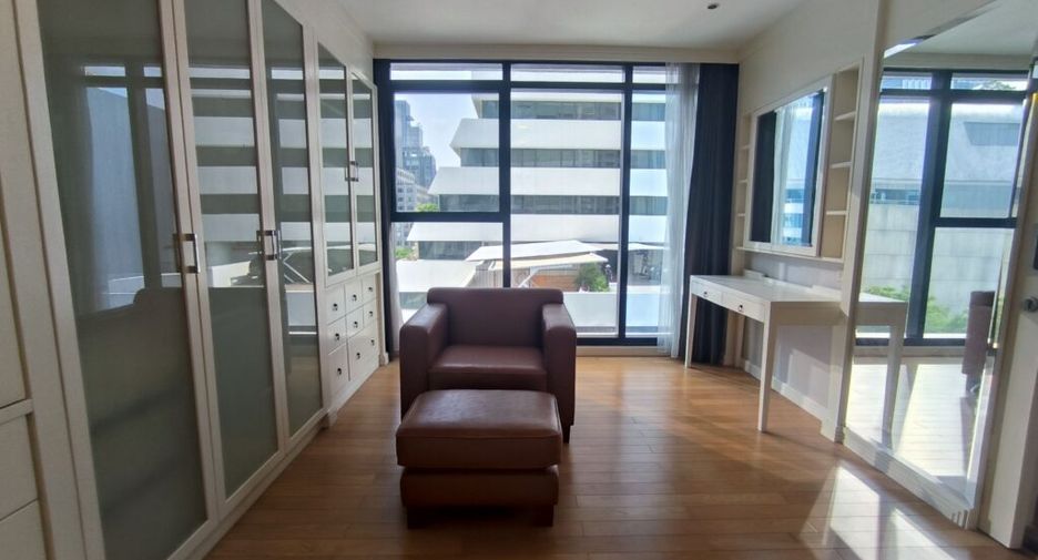 For rent 2 bedrooms condo in Pathum Wan, Bangkok